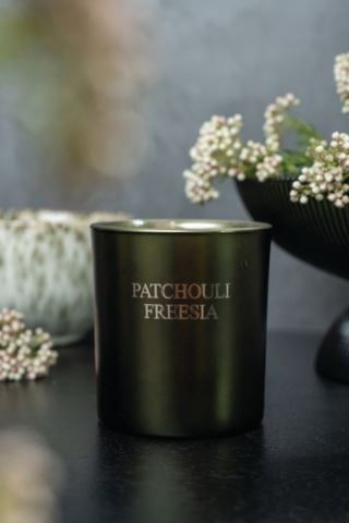 Sense the Moment Patchouli Freesia metallic tuoksukynttilä vihreä | Alk. 19,95 €
