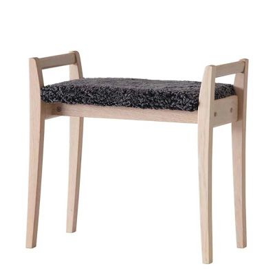 Oscarssons Möbel, Meja jakkara Valkoinen öljytty tammi / lampaannahka tummanharmaa | Alk. 461,00 €
