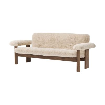 Audo Copenhagen Brasilia sohva 2-istuttava Walnut-Nature sheepskin curly | Alk. 5 895,00 €