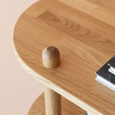 Veke Askel tammi matala tv-taso 165x35x38 cm pyöreällä päädyllä lakattu tammi