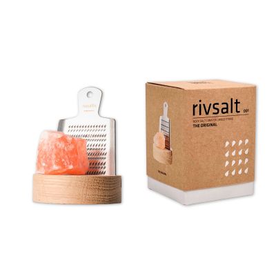 Rivsalt original set, johon kuuluu raastin, suolakivi ja tammesta valmistettu pöytäteline. | Alk. 25,00 €