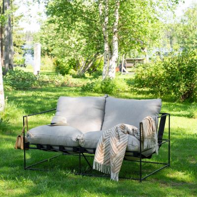 Veke Siro 2-istuttava sohva musta/hiekka, kuvausmalli | Alk. 599,00 €