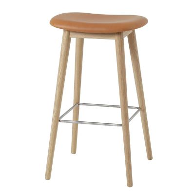 Muuto, Fiber baarituoli korkea Wood Base - 75 cm - Refine Leather Cognac Oak