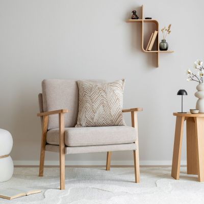 Veke Airy nojatuoli beige Storm 06, lakattu tammi käsinoja, kuvausmalli