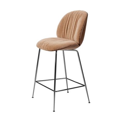 GUBI Beetle Soft baarituoli 65 cm etuosastaan verhoiltu Belsuede Dedar 132 lakattu pähkinä-sininen krom | Alk. 1 799,00 €
