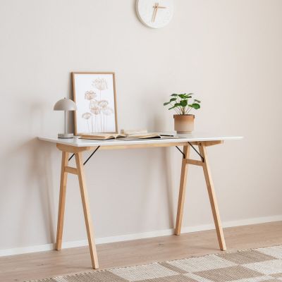 House Nordic Vojens työpöytä valkoinen/luonnonväri, kuvaumalli