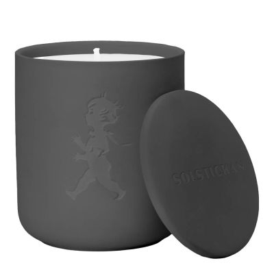 SOLSTICKAN - Solstickan Tuoksukynttilä setripuu & kataja 9x7,5 cm Tummanharmaa