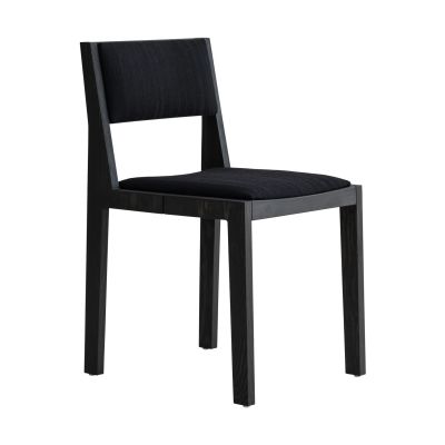 Vaarnii 016 Maasto Dining Chair tuoli Musta petsattu mänty, etupuolelta verhoiltu musta