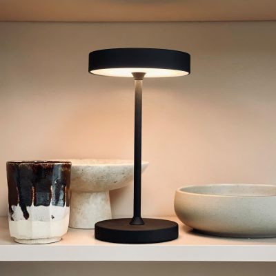 Starlight LED-akkukäyttöinen pöytälamppu, musta metalli Dyberg Larsen - Makuuhuone - Skandinaavinen - Pyöreä