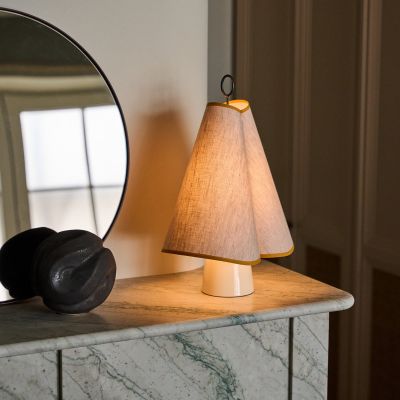Hornbæk LED-akkukäyttöinen pöytävalaisin, beige/keltainen, kangas GUBI - Olohuone - Design - Kangas / tekstiili - Yksilamppuinen