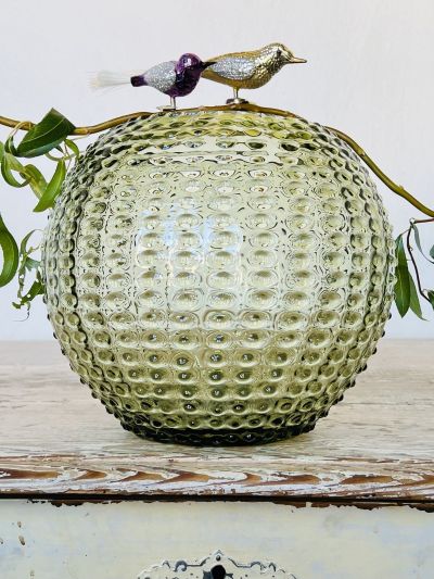 Anna Von Lipa Hobnail Globe maljakko 24 cm Olivegreen | Alk. 109,90 €