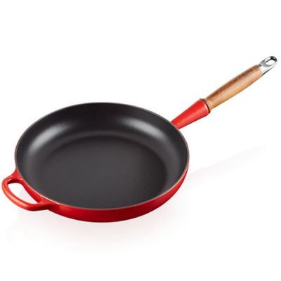 Le Creuset Signature Paistinpannu puukahvalla 28 cm Cerise | Alk. 245,00 €