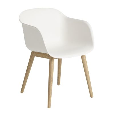 Muuto Fiber Chair tuoli käsinojilla ja puujaloilla valkoinen-tammi | Alk. 389,00 €