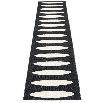 Pappelina, Ella matto 70x300 cm black / vanilla | Alk. 245,00 €