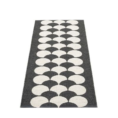 Pappelina, Poppy Black / Vanilla matto 70 x 150 cm | Alk. 124,00 €
