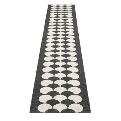 Pappelina, Poppy Black / Vanilla matto 70 x 350 cm | Alk. 329,00 €