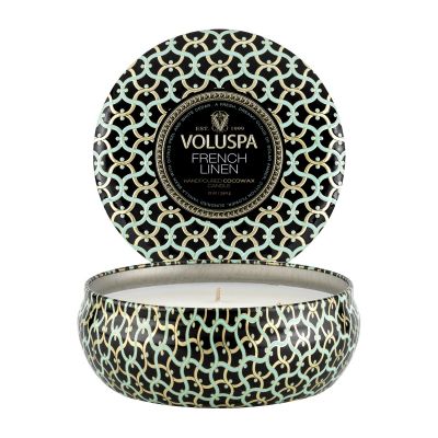 Voluspa Maison Noir 3-wick Tin tuoksukynttilä 40 tuntia French Linen | Alk. 29,00 €